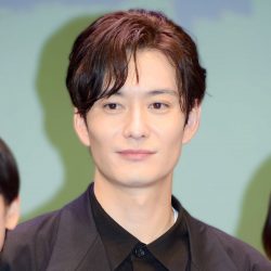 岡田将生「顔面でカバーできるギリのライン」と指摘される「私服センスの絶妙なダサさ」