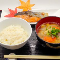 関西だけが違う！？ご飯と味噌汁と魚の正しい配膳位置を知っていますか？