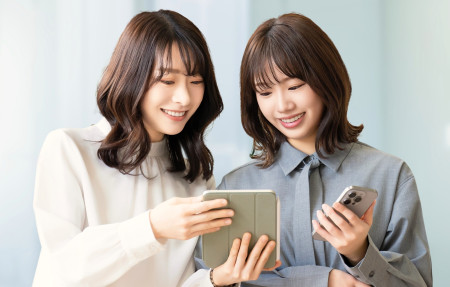 SNSをする女性