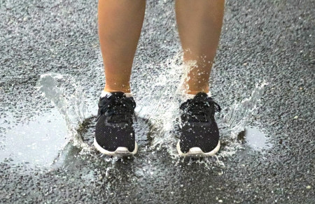 雨で靴下が濡れた女性