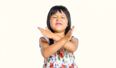 バツ印を出す子ども