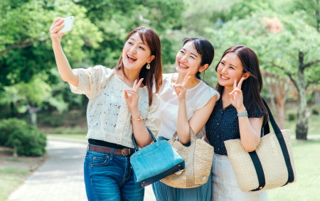 自撮りする若い女性