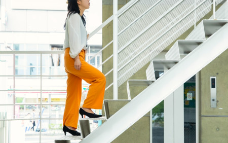 階段を昇る女性