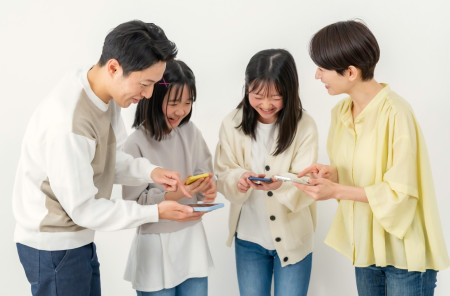 スマホを持つ子ども