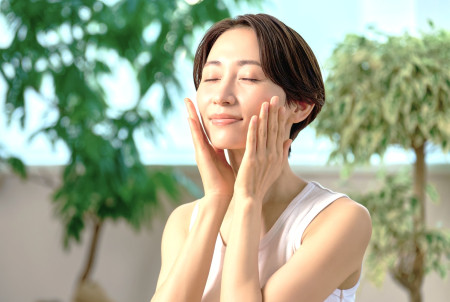 日焼けの火照りをクールダウンする女性