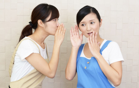 ここだけの話をする女性