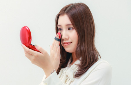 メイクする若い女性