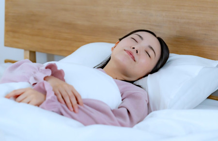 快眠する女性
