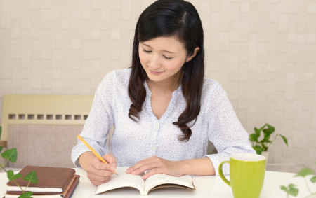 ノートに記録する女性