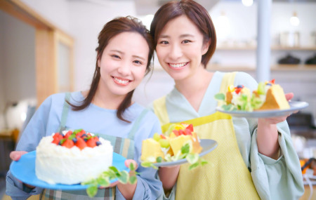 お菓子をつくる女性