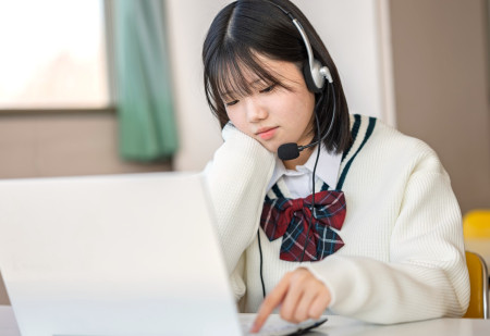 オンライン学習をする子ども