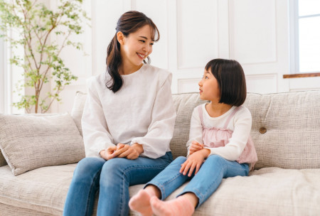 会話する親子