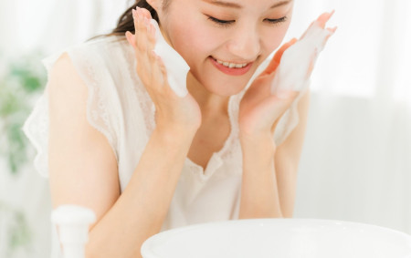ピーリング洗顔をする女性