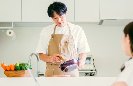 男性の料理シーン