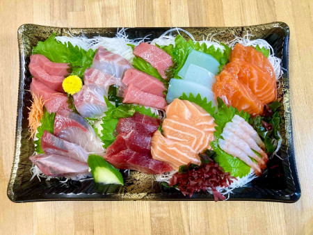 スーパーの刺身盛り合わせ