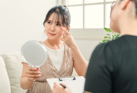 整形クリニックに通う若い女性