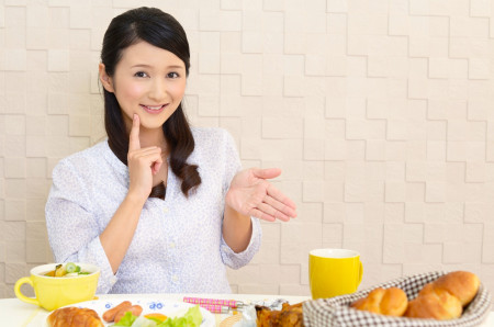 食事をとる女性