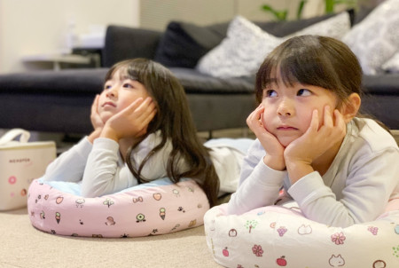 テレビを見る子ども