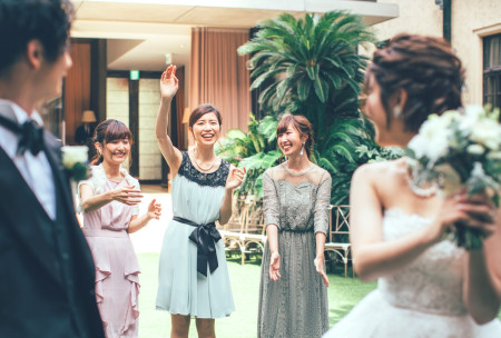 結婚式に参列する女性