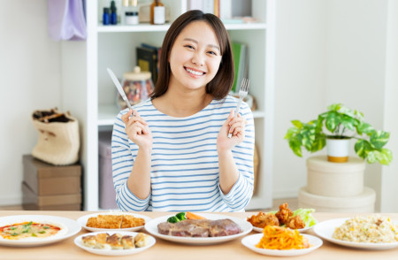食べるのが大好きな女性