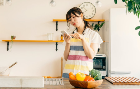 チェックする女性