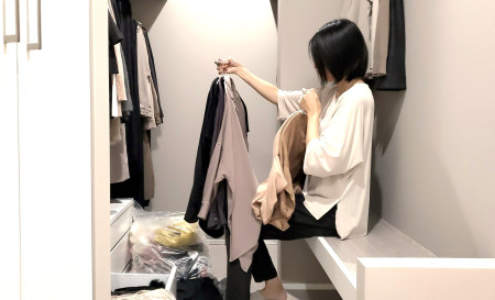 服を仕分ける女性
