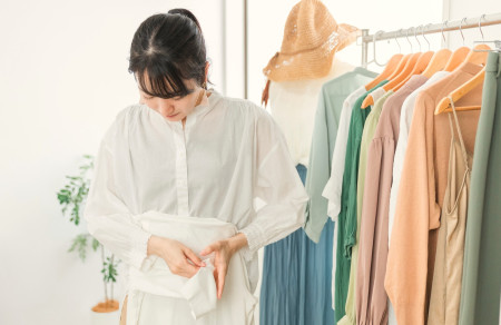服をたたむ女性