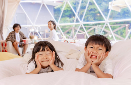 グランピングテントでくつろぐ子ども