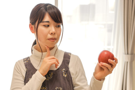 考える女性