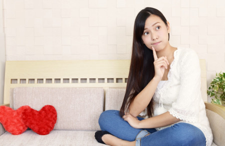 「誰かな？」と考える女性