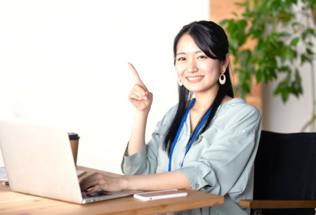 副業での起業を目指す女性
