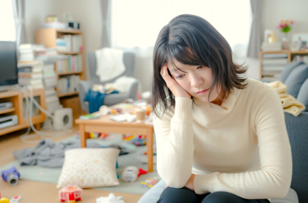 散らかった部屋にいる女性