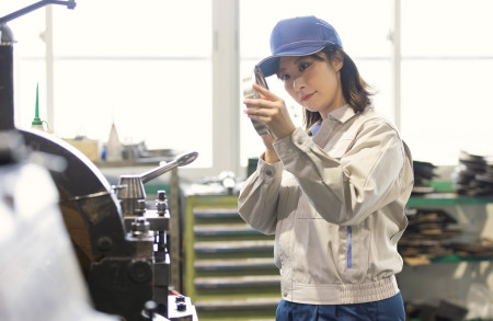 工場勤務の女性