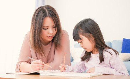 子どもの勉強をサポートするママ