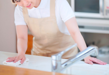 水回りを拭き掃除するママ