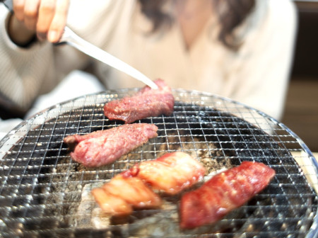 肉を食べてタンパク質を摂取する女性