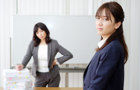 お局さまに睨まれる女性
