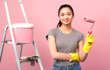 部屋をピンクにする女性