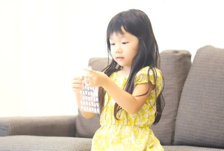 シールを貼る子ども