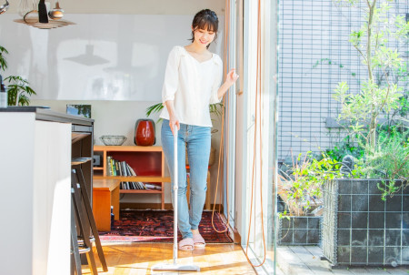掃除をする女性