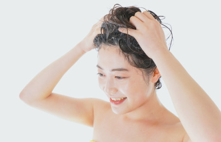 頭皮マッサージをする女性