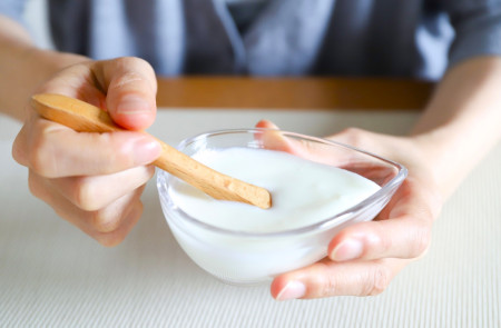 腸活でヨーグルトを食べる女性