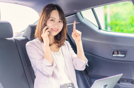 チェックインの遅れを連絡する女性