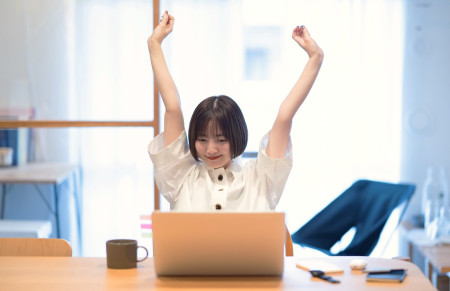 座ってドローインをする女性