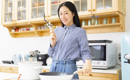 料理する女性