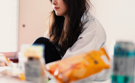 ホテルの部屋に食べ物を持ち込む女性