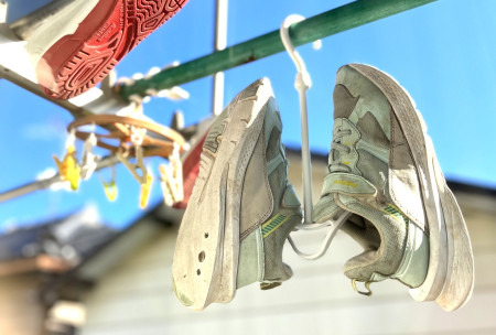 子ども靴を洗って干す