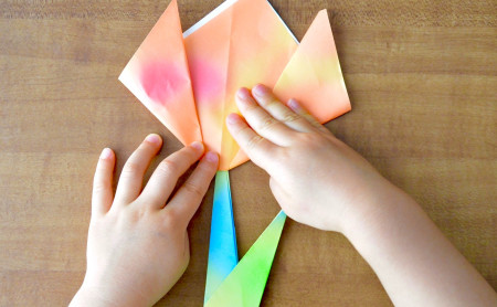 子どもの折り紙遊び