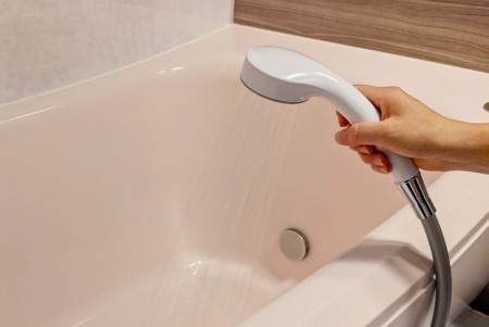 浴槽にシャワーをかける