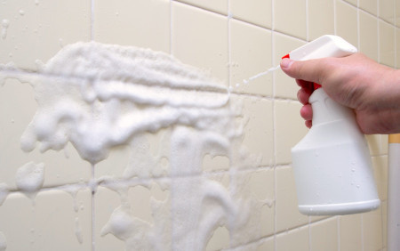 汚れに洗剤をスプレーする